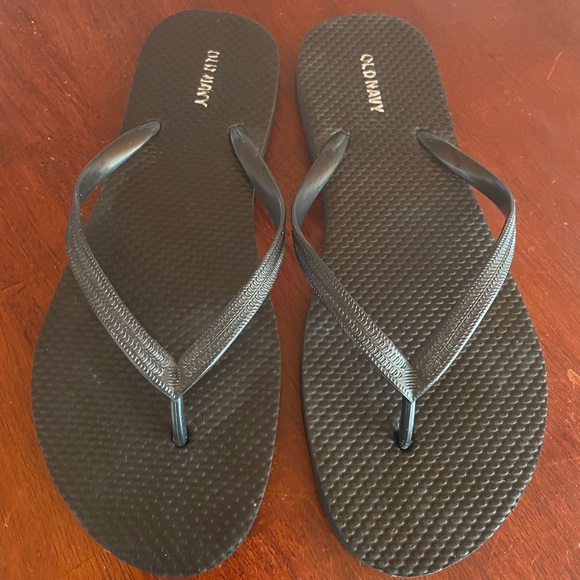 Old Navy Shoes - ✨3 for 6$✨ Old navy gently used flip flops